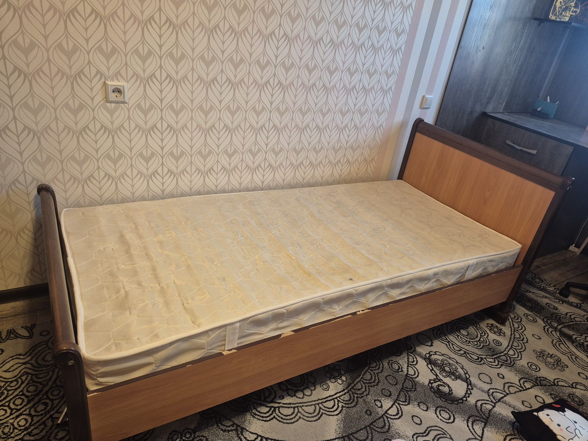 Кровать с матрасом