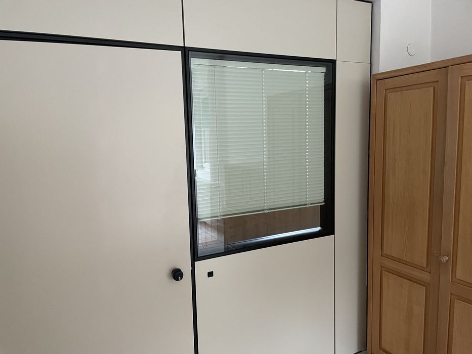 Преградна стена с вградена врата, щора и стъклопакет