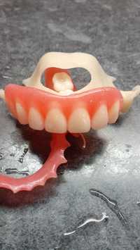 Стоматолог зубной протез