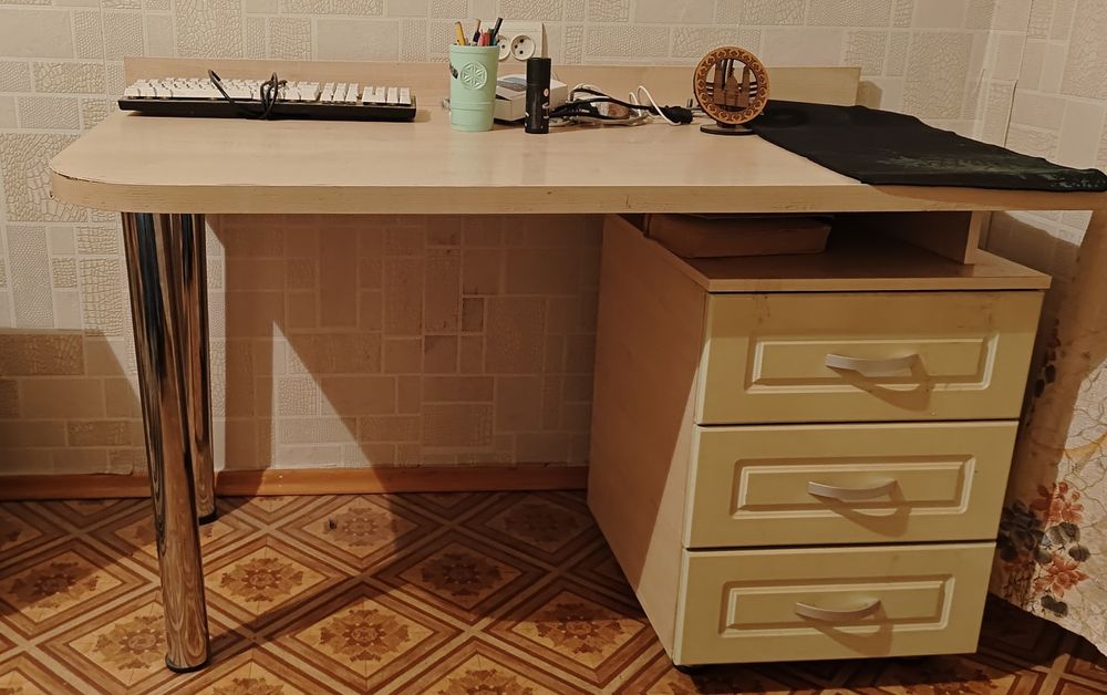 Стол и книжная полка