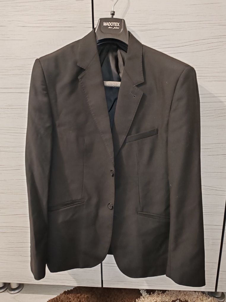 Vând costum de nunta bărbătesc marimea 50 (pantaloni +sacou)