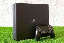 Продается Игровая приставка PS4 плюс два джойстика