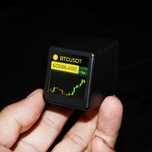 Крипто биткойн монитор дисплей показване на цените на Bitcoin  ETH,SOL