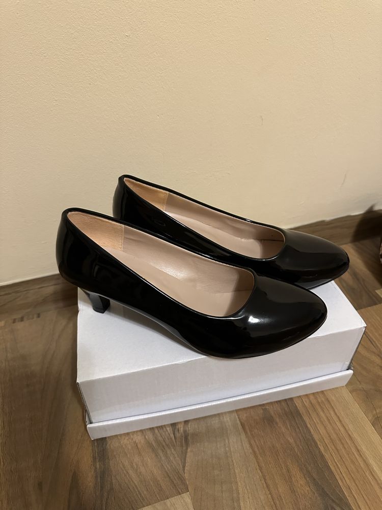 Vand pantofi dama noi