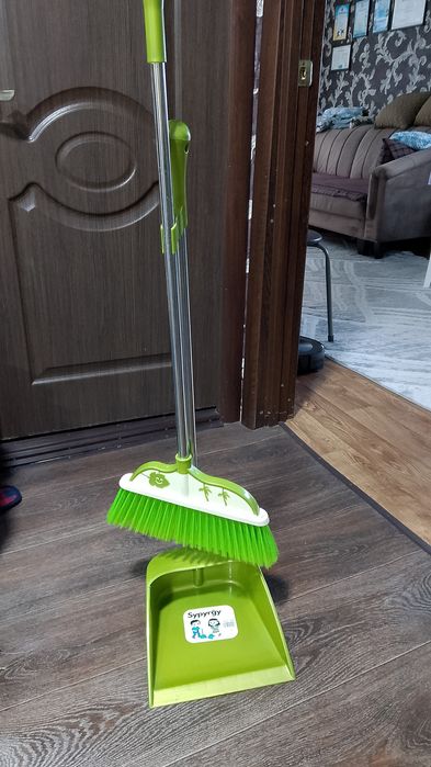 Зелёные длинные веник с совком