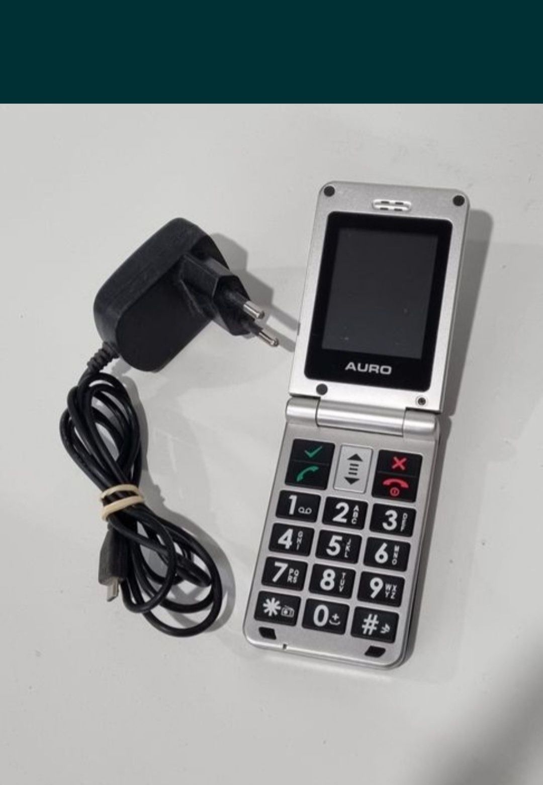 Telefon cu clapeta cu încărcător