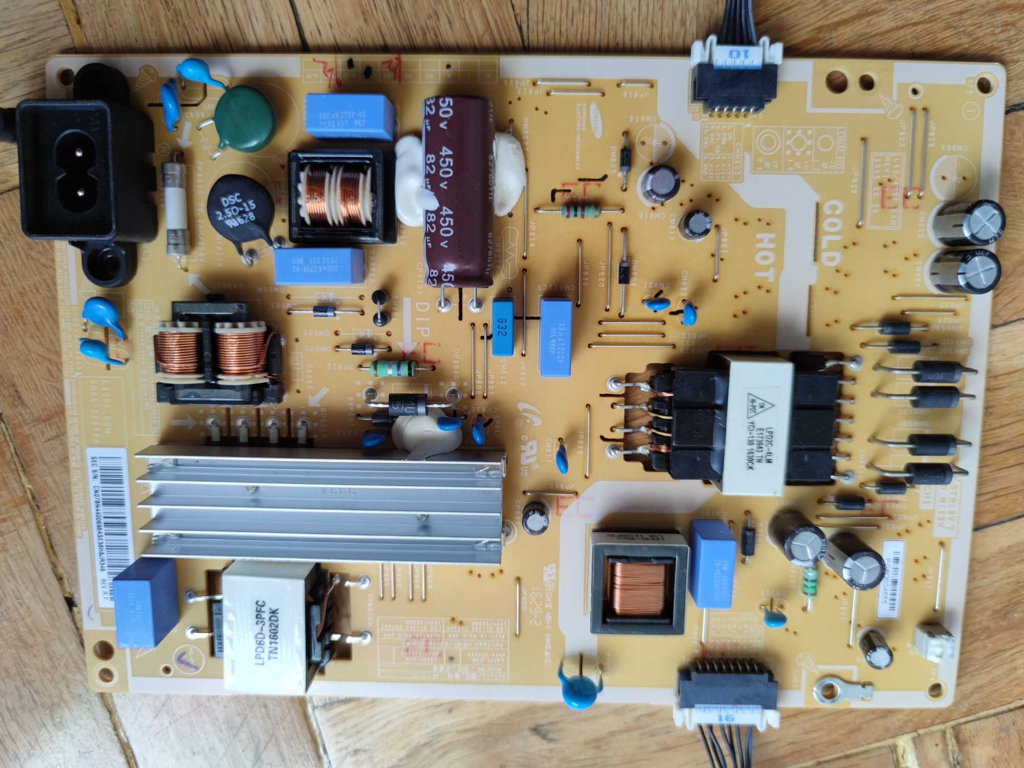 Продавам Samsung UE40J5100AW на части.