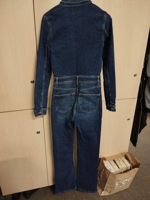 Vând salopetă de blugi, de la Pull&Bear 150 lei