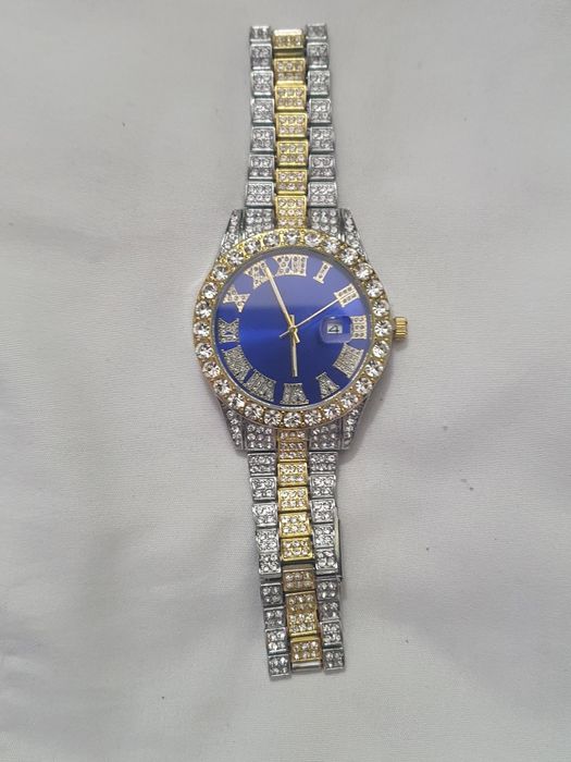 Ceas cu pietre Zarconiu.