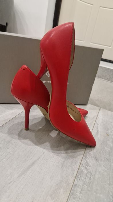 Продам обувь женскую + женское платье