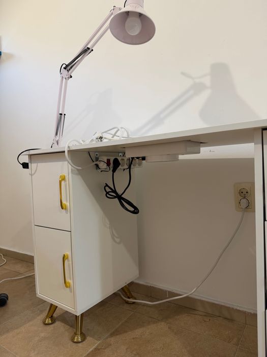 Бюро за маникюр чисто нов.