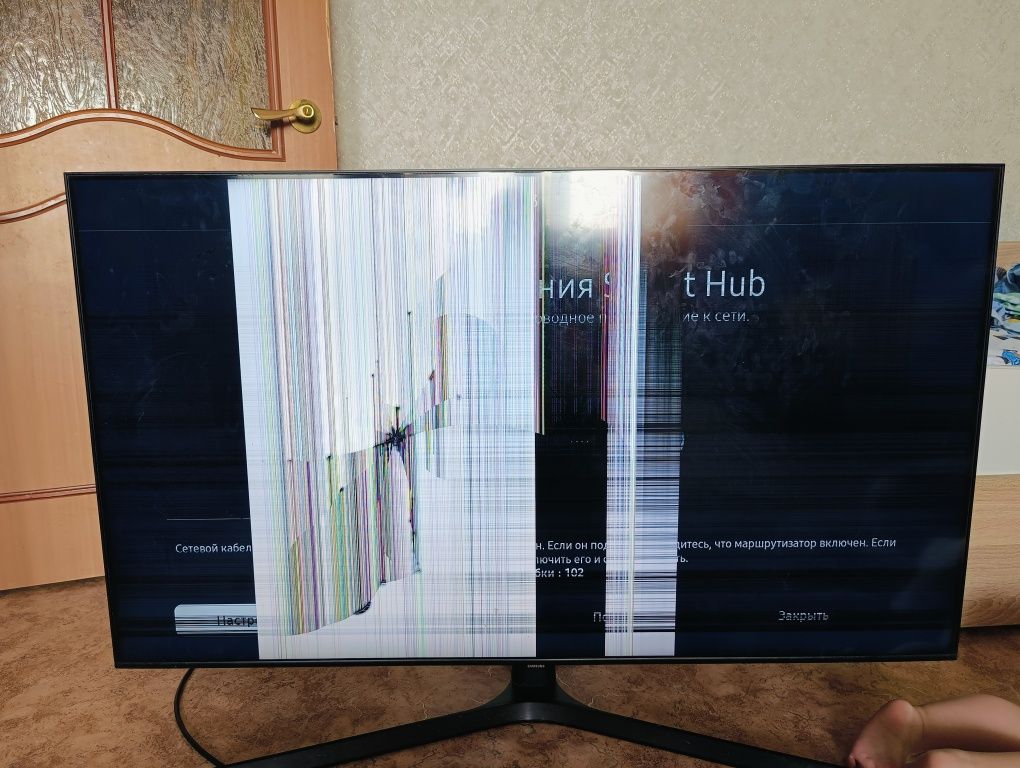 Продам телевизор Samsung в разбитом состоянии.