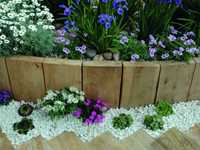 Бели камъчета за декорация на градина