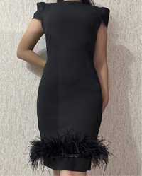 Продам черное платье с перьями