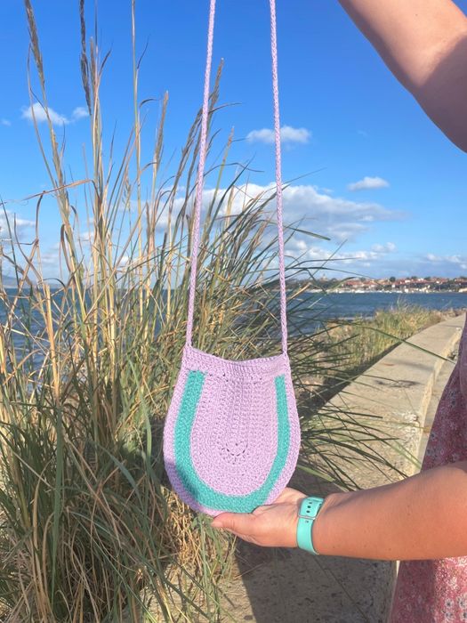 Мини плетена чанта на една кука, ментово и лилаво,с дълга дръжка
