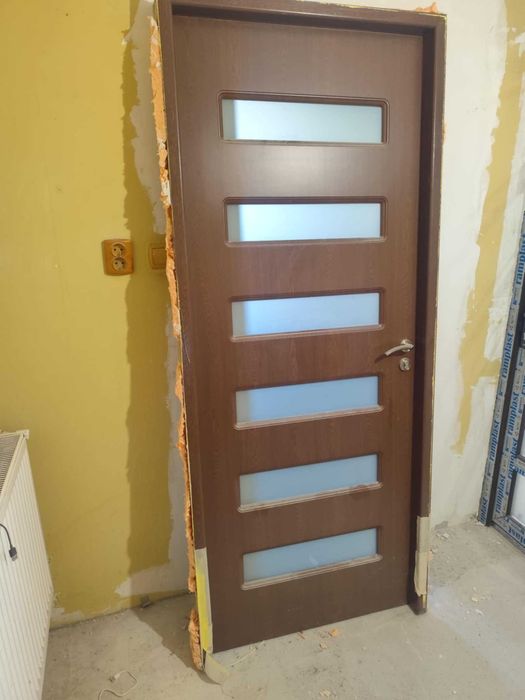 usa dormitor 86 x 204  culoarea maro