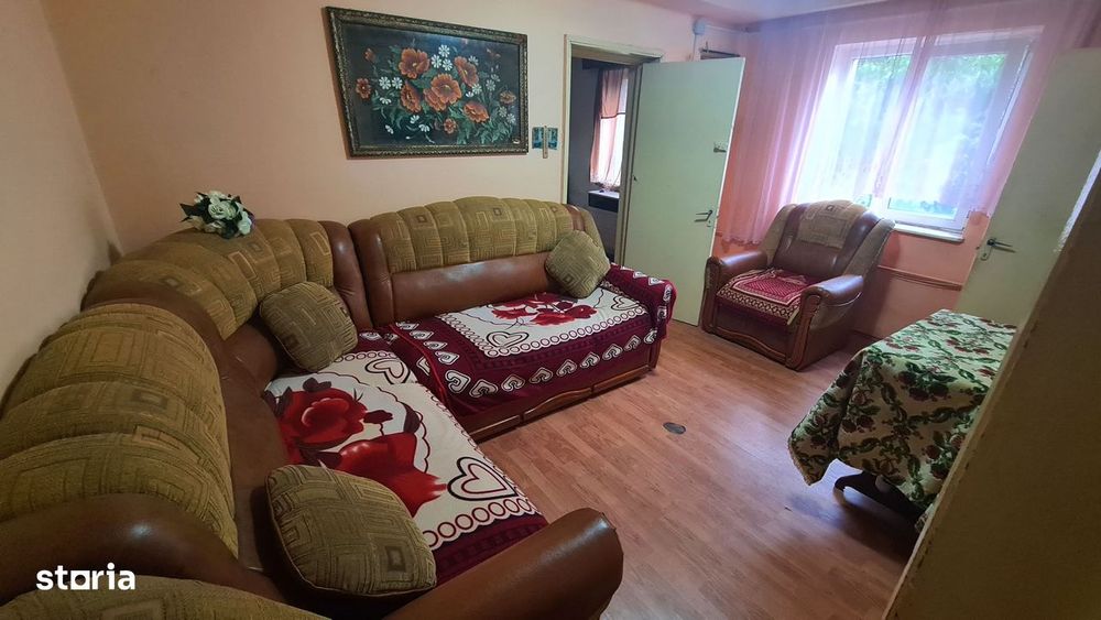 Apartament cu 3 camere de vânzare în Curtea de Argeș.