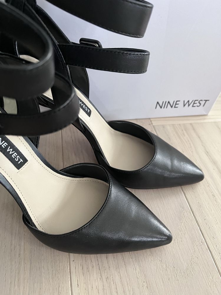 Черни обувки на ток Nine West