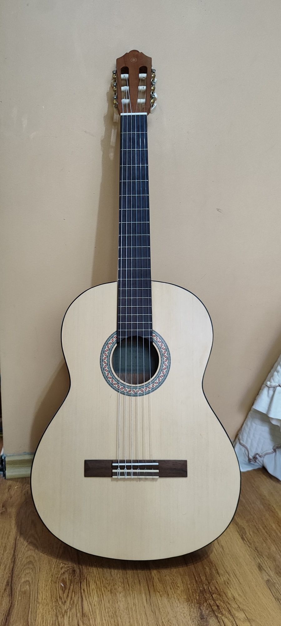 Очень срочно гитара Yamaha C 40 M