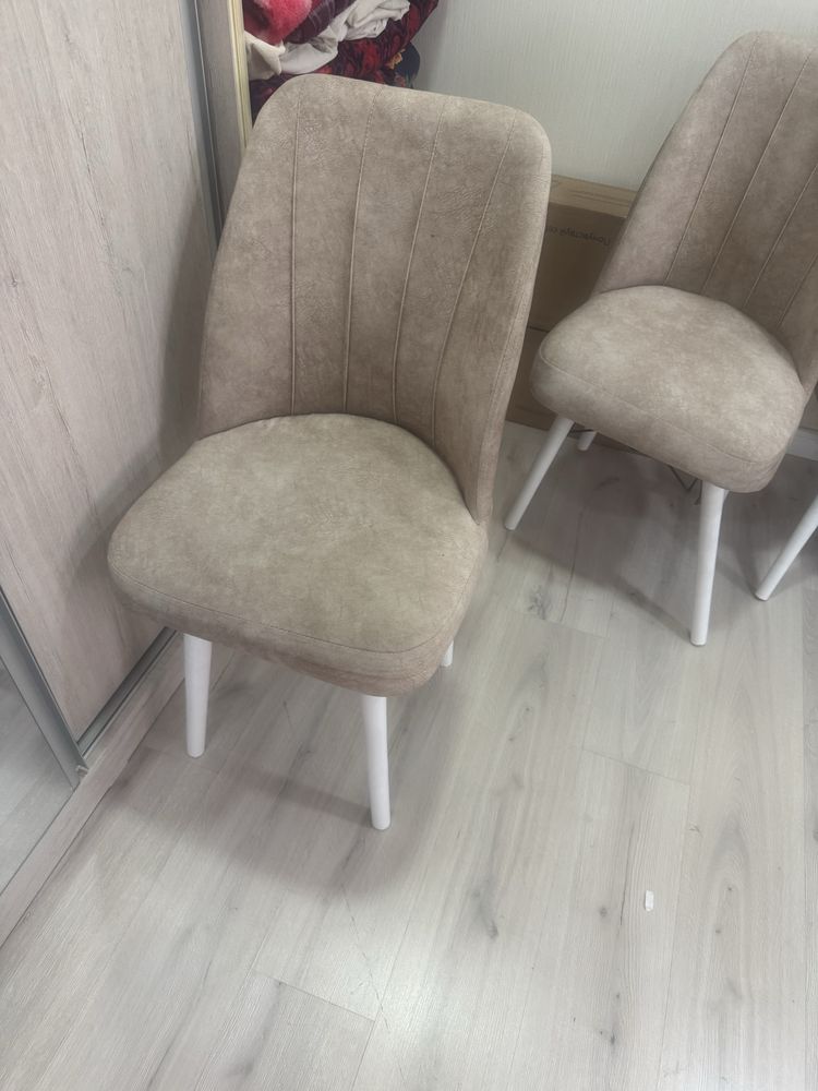 6 стул. 100$. Сама покупала дорого.