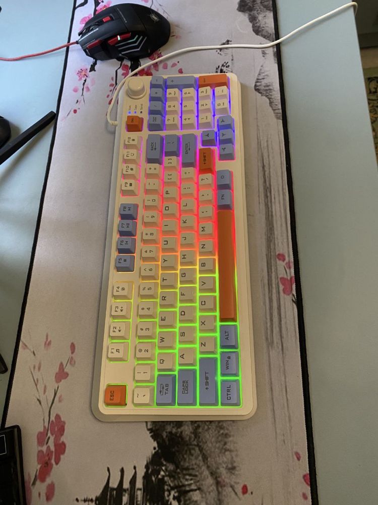 Продаётся почти новая клавиатура Xunfox k82 с RGB-подсветкой