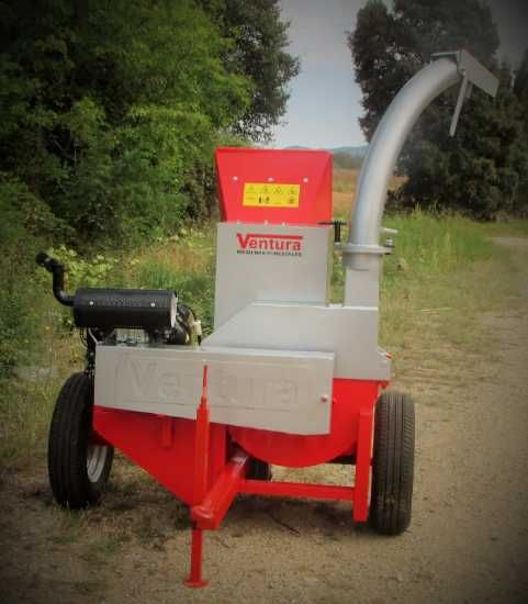 Tocator de crengi si resturi vegetale tractabila, cu motor pe benzina