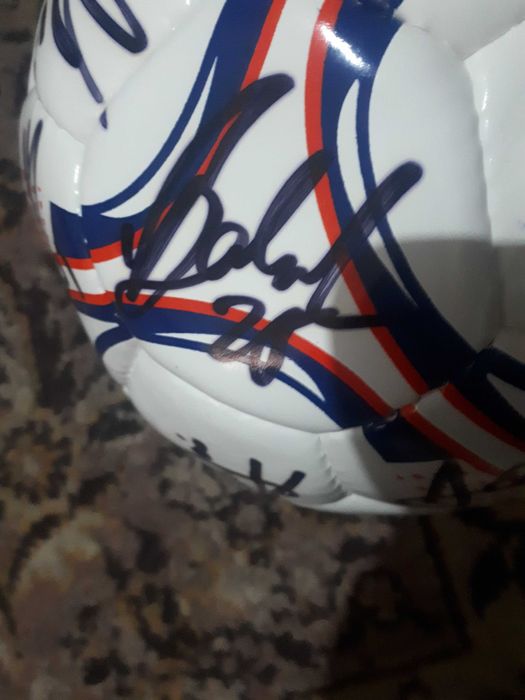 Campiona Fcsb - Minge cu autografe - Banii merg la un baiat bolnav.