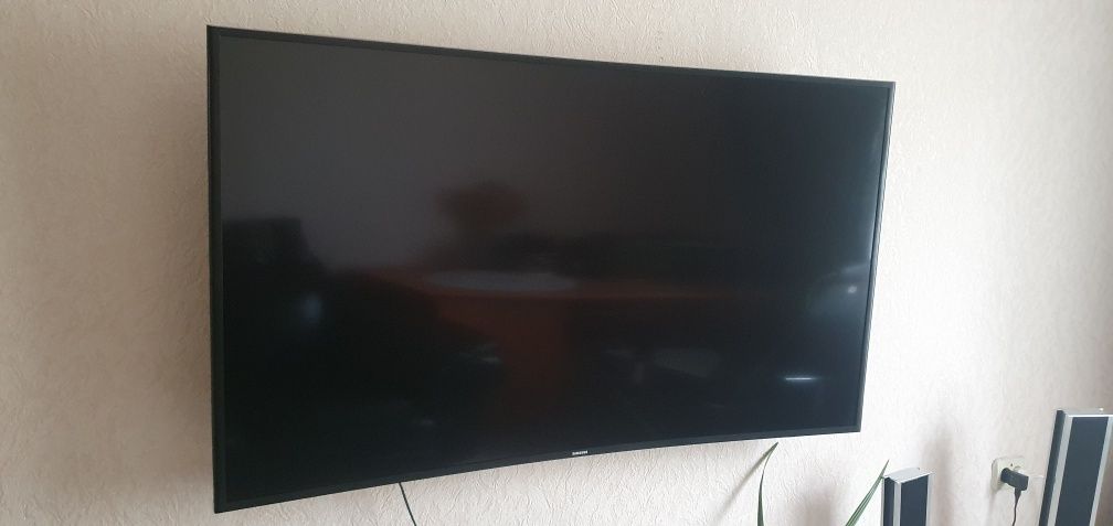Smart TV  Samsung 140 см Wi-Fi изогнутый экран