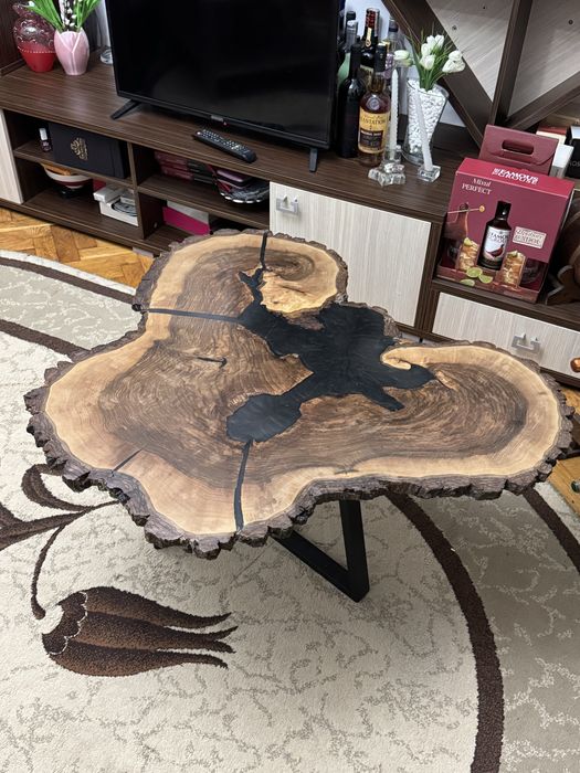 Măsuța de cafea din nuc, rasina epoxidica, interior/exterior