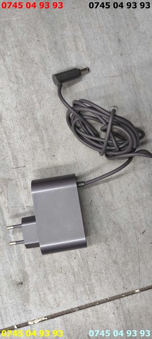 aspirator DYSON V8 acumulator bun  incarcator teava perie