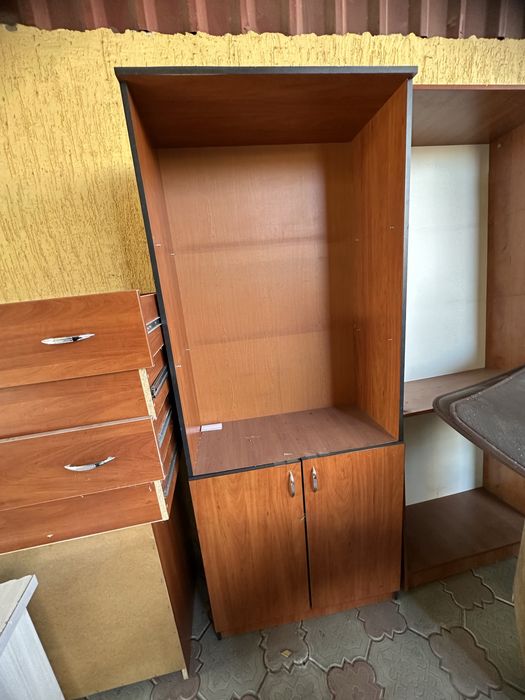 Два шкафа, стол, две кровати