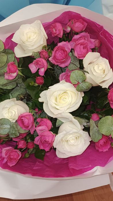 Цветы белые и спрей розы