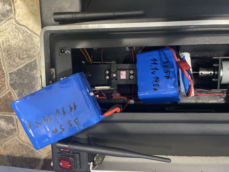 Лодка за захранка със сонар Lucky