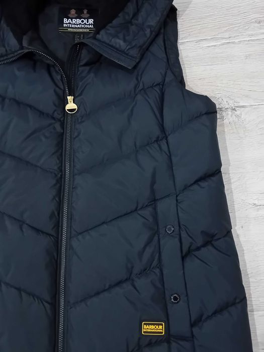 Vestă lungă Barbour B. INTL BOSTON GILET FibreDown, mărimea 44-46