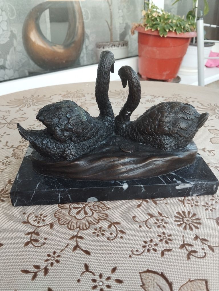 Бронзова скулптура на лебеди