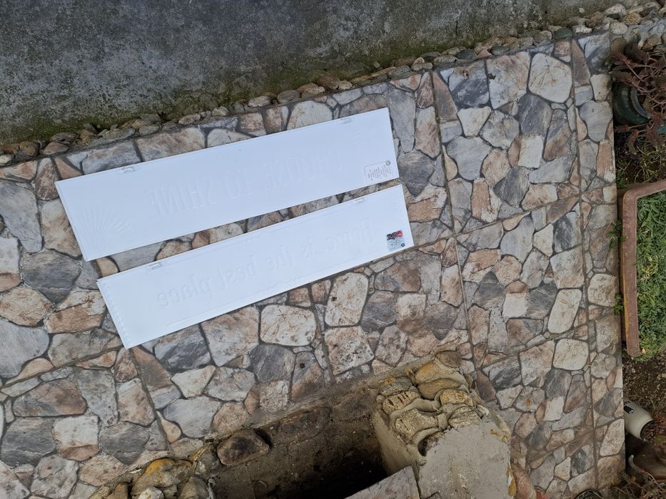 Две дълги метални табели