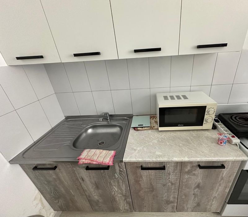 Кухонный гарнитур серо-белого цвета