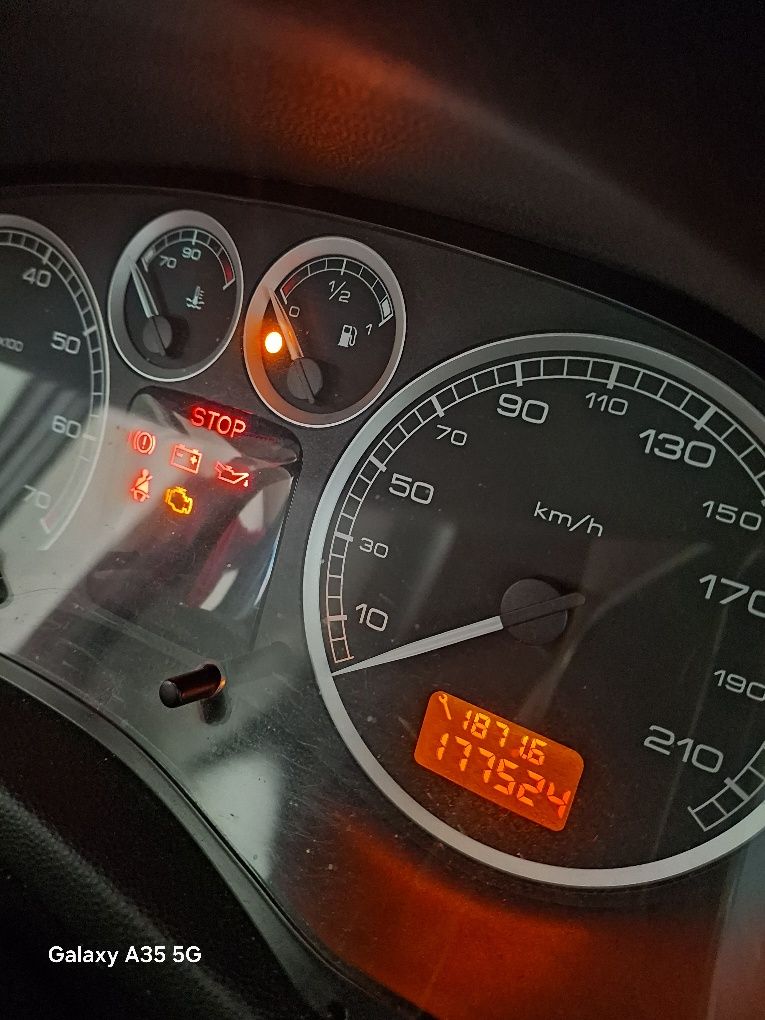 Продавам Пежо 307