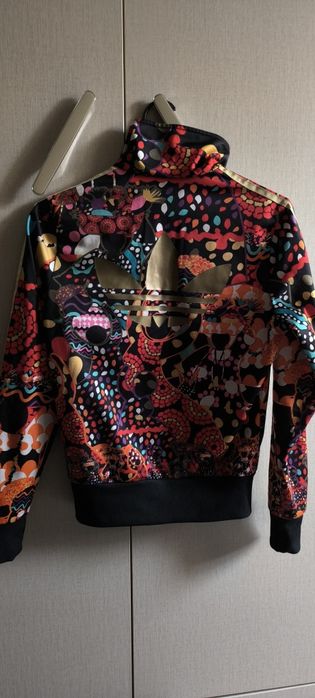 Уникален и различен спортен екип Adidas