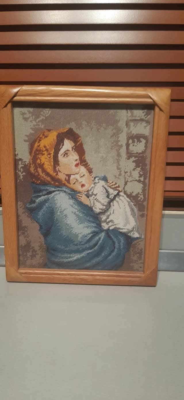 Гоблени, ушити и рамкирани.