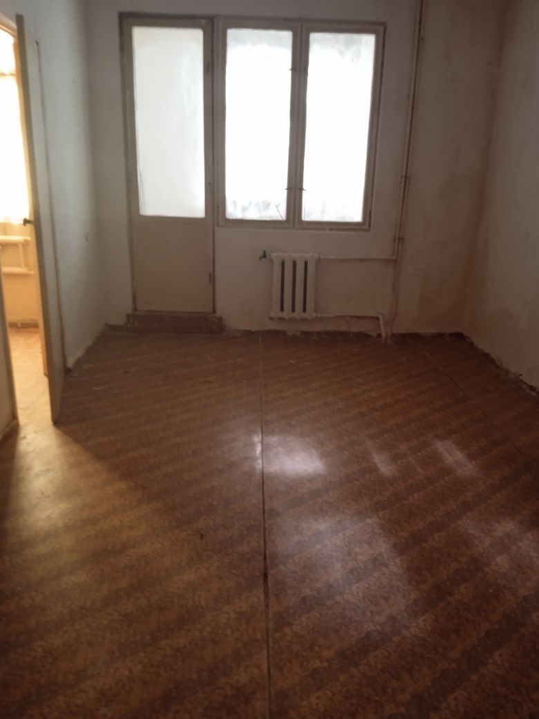 2х комнатная квартира, торец, 1 этаж, без ремонта, Дворец авиастроител