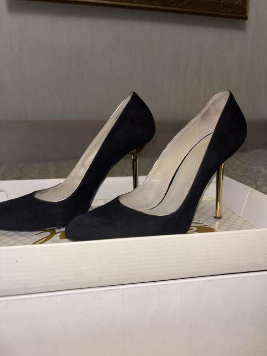 Продам элегантные черные туфли на высокой шпильке.