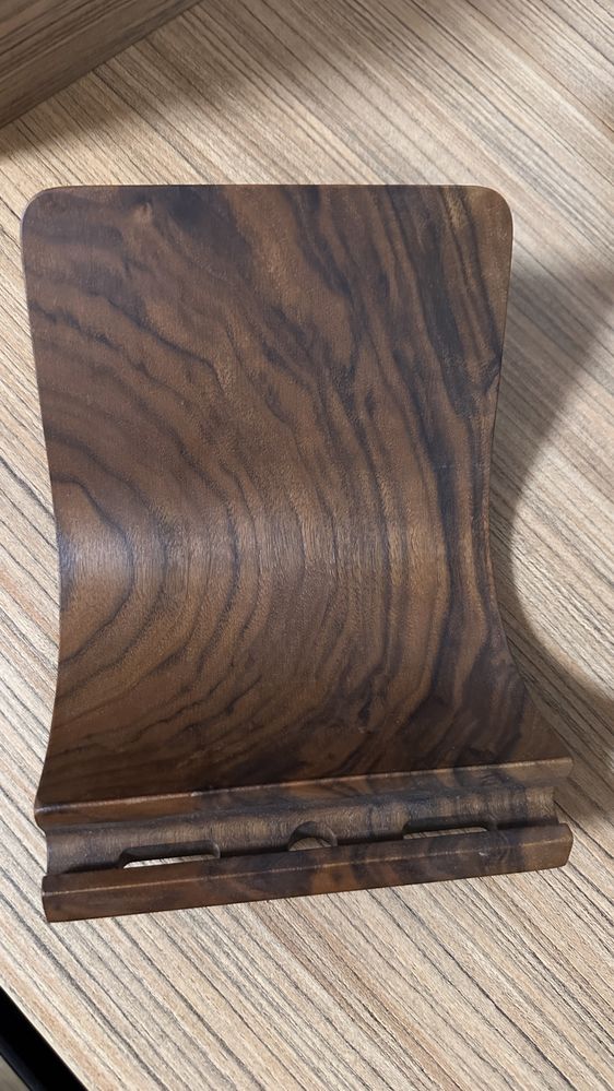 Suport Yohann premium din lemn de nuc (Walnut Wood) pentru iPad