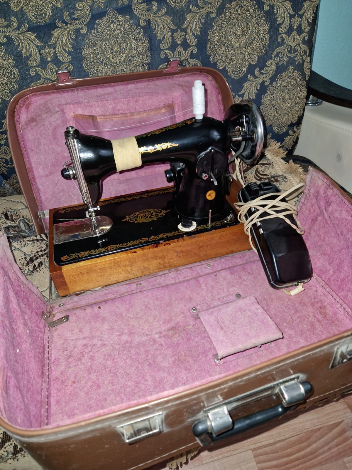 Машинка швейная Бытовая 2М-35 Класса С электроприводом, на подставке.