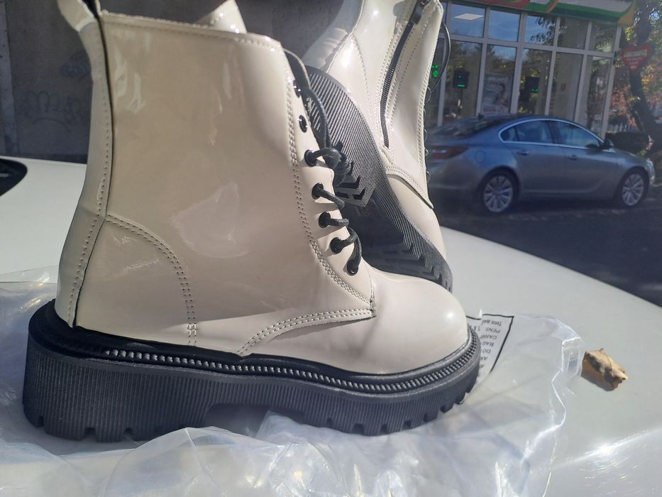 Ghete noi albe cu talpa neagra