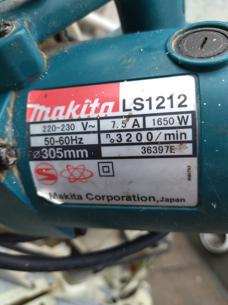 Торцовочная пила Makita LS 1212