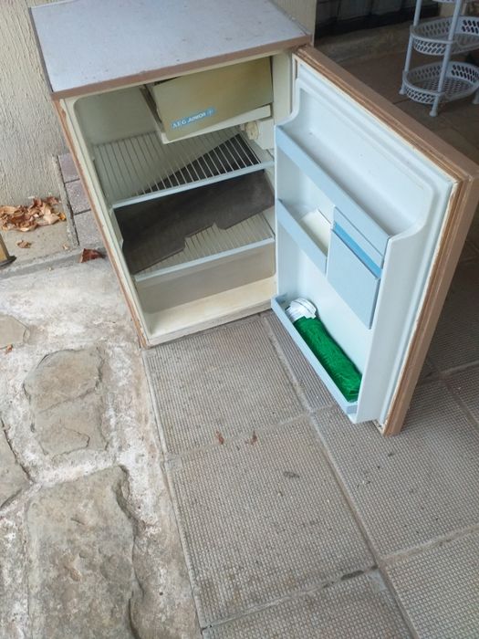 Хладилник AEG Junior, не работи. Може да се използва за шкаф.