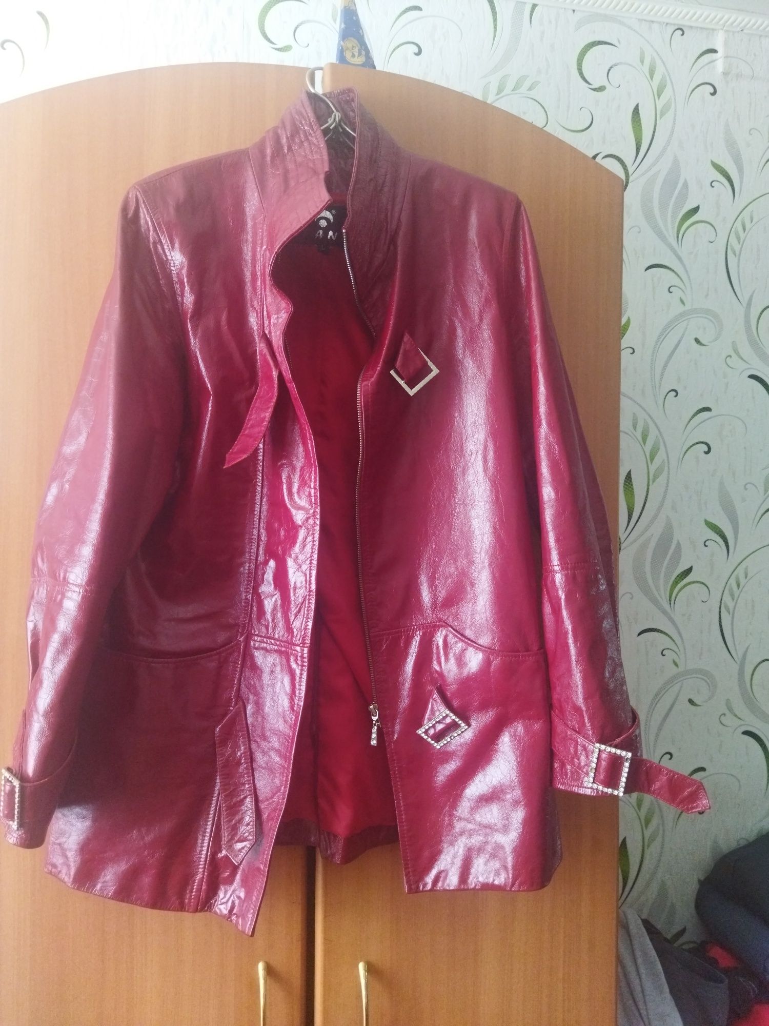 Кожанная куртка цвет спелая вишня в отличном состоянии размер 44/46