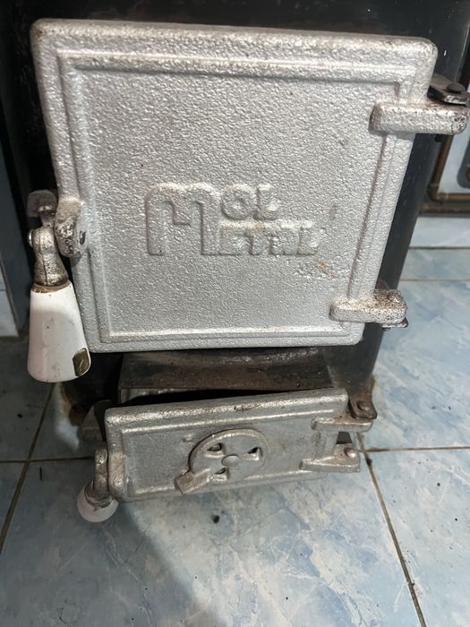 Vând boiler de inox cu sobiță din  fonta