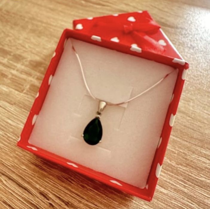 Сребърно колие с изумрудена капка